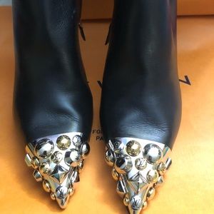 Rare hard to find Louis Vuitton Bernice black leather booties 38.5 7-7.5 LV logo